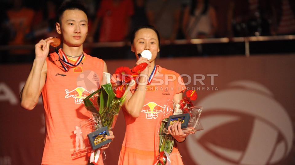 Zhang Nan/Zhao Yunlei tampak ceria setelah mempertahankan gelar Juara Dunia untuk ketiga kalinya. 